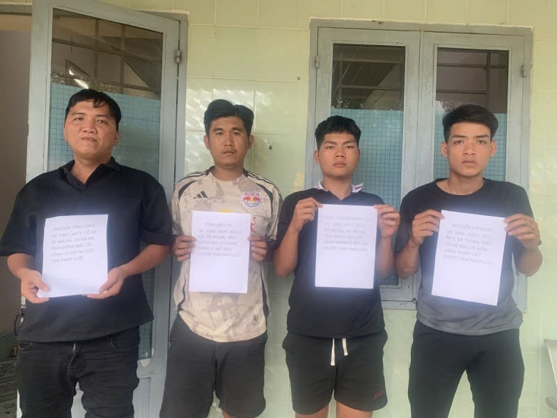 Đối tượng Nguyễn Văn Dũng (ngoài cùng bên trái) cùng đồng bọn tại cơ quan Công an.