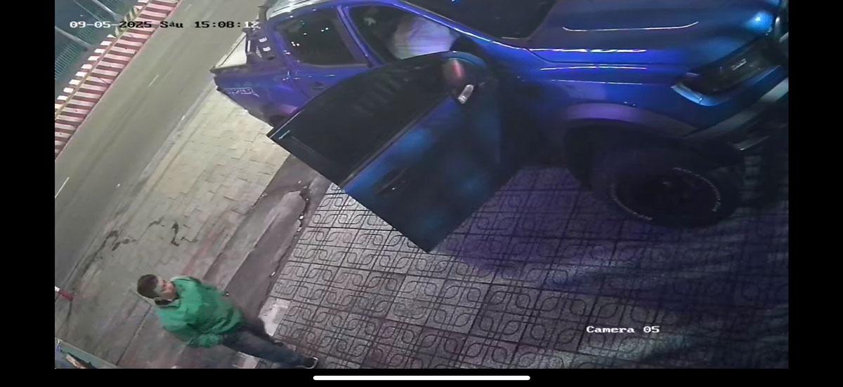 Cảnh N. tiếp cận xe của ông D để trộm vàng 