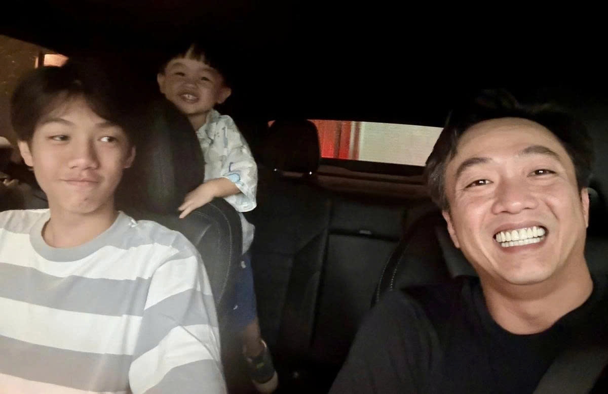 Cường Đôla dành ngày chủ nhật lái xe đưa hai con trai tới sân golf, tập cho Subeo và Sutin làm quen với môn thể thao anh yêu thích.