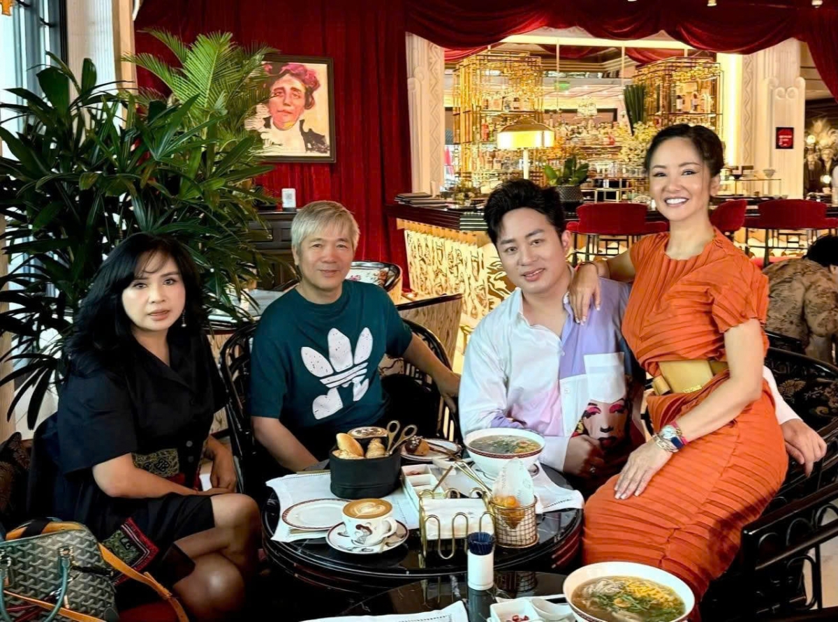Ca sĩ Hồng Nhung hội ngộ vợ chồng NSND Thanh Lam và Tùng Dương.