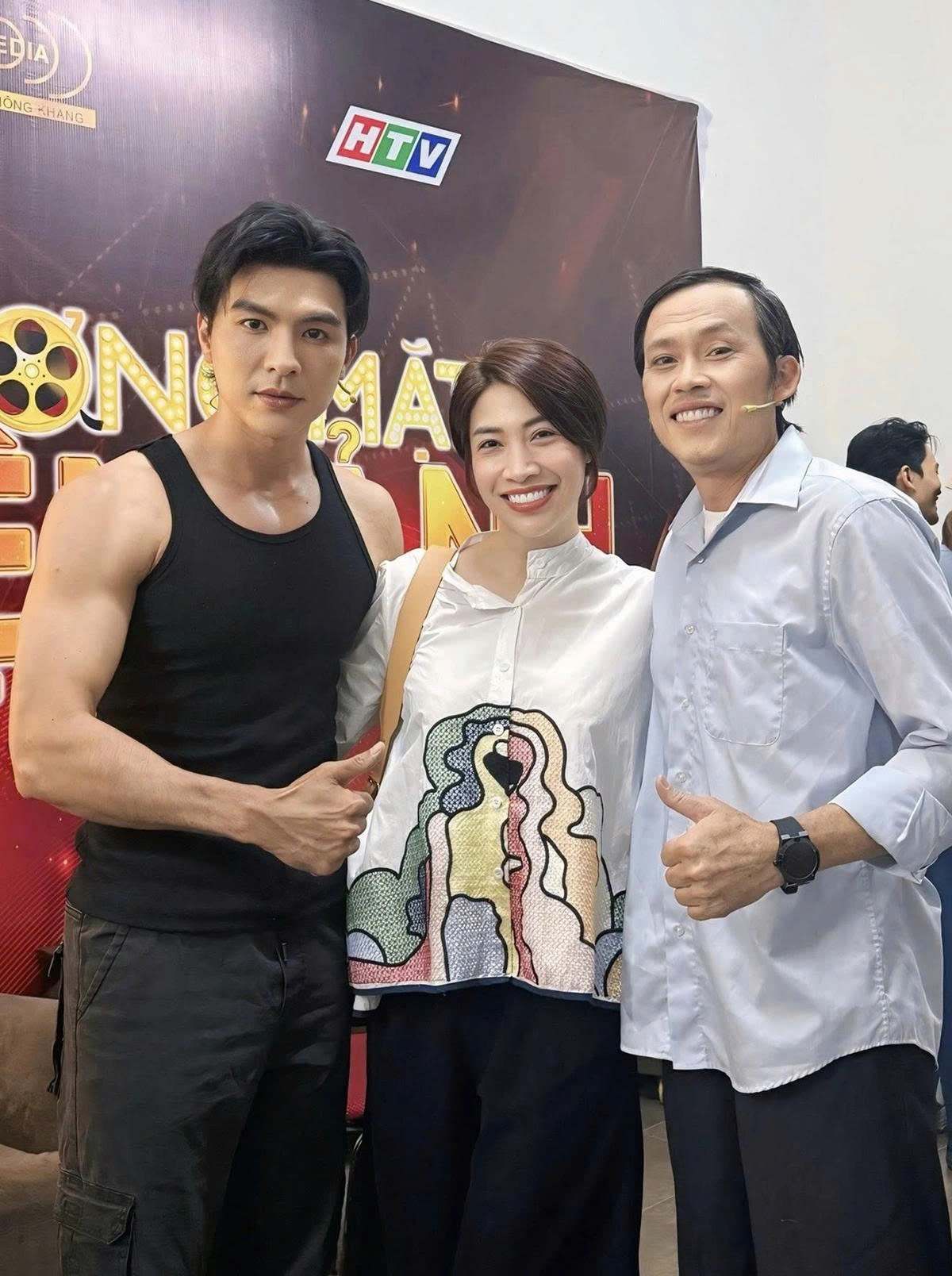 Pha Lê chụp ảnh với diễn viên “Mưa đỏ” Steven Nguyễn (trái) và nghệ sĩ Hoài Linh khi đi xem kịch “Xóm trọ lắm trò”.