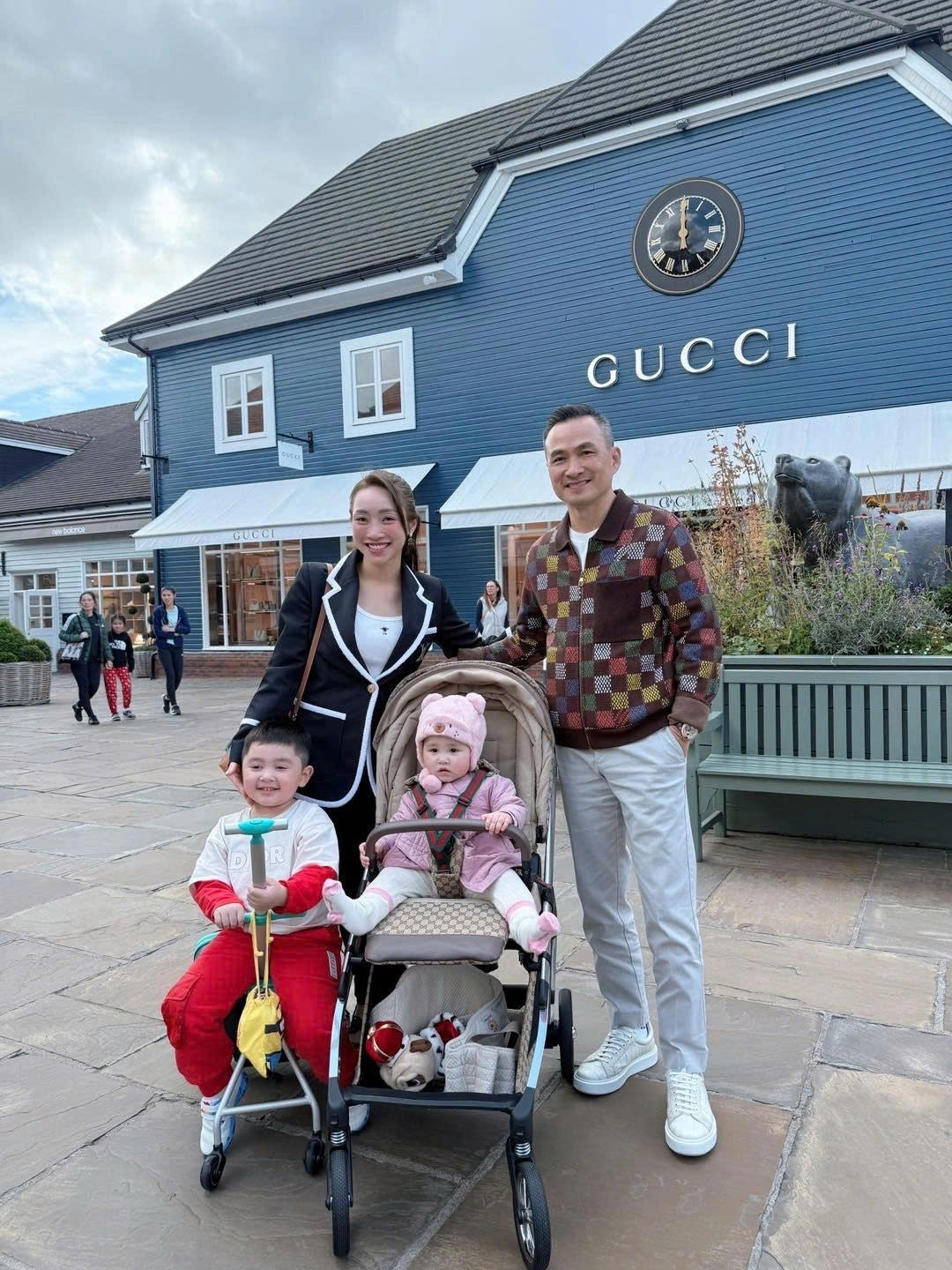 Nhân chuyến sang Anh thăm gia đình, Chi Bảo - Lý Thùy Chang đưa hai con đi săn đồ hiệu giảm giá. Đây là lần đầu tiên con gái út của Chi Bảo trải qua chuyến bay dài hơn 15 tiếng để sang châu Âu.