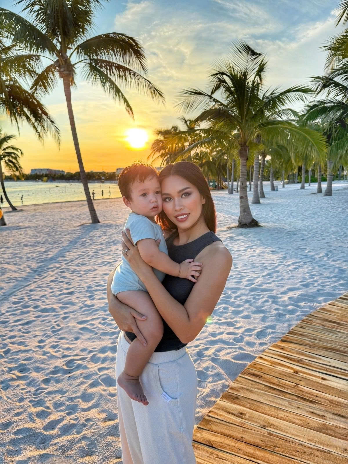 Người mẫu Hà Anh tranh thủ ôm con trai giữa các set quay và nhận thấy đây là thời gian quý giá nhất trong ngày.