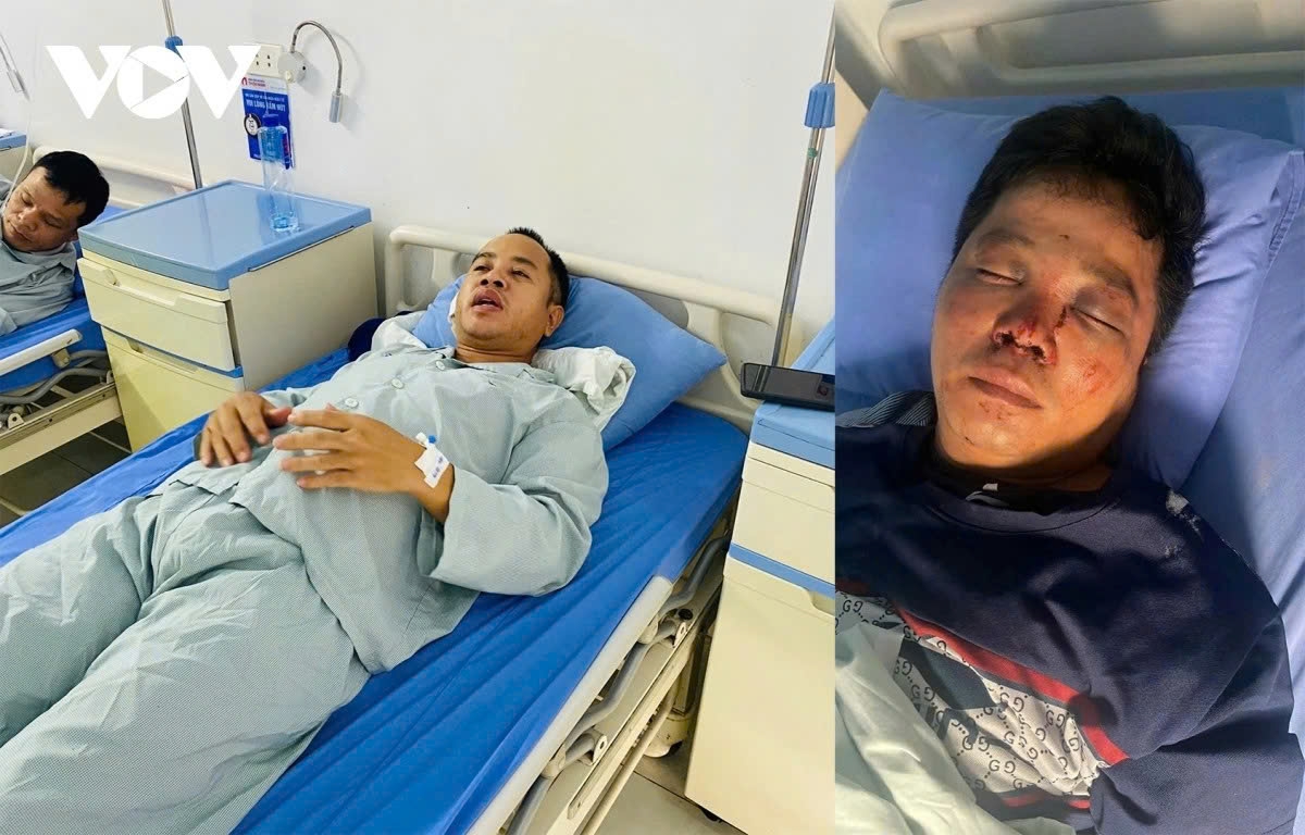 Anh Vĩnh (bên trái) và em trai nhập viện sau vụ hành hung