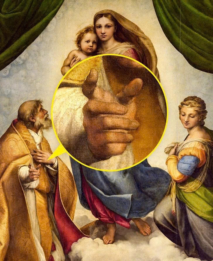 Trong bức tranh “Đức Mẹ Sixtine”, người xem tinh mắt nhận ra bàn tay trái của Thánh Sixtus dường như có thêm một ngón. Có người cho đó là dụng ý, có người nói chỉ là góc nhìn khiến phần lòng bàn tay bị hiểu nhầm.