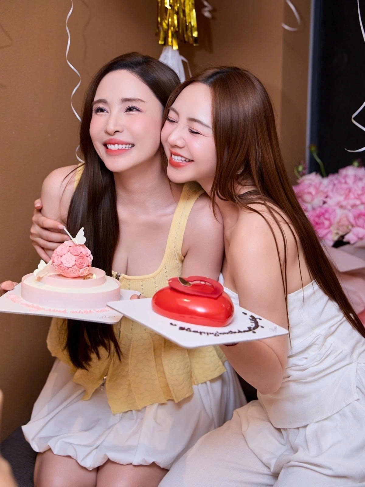 Hai diễn viên Quỳnh Nga và Quỳnh Kool tổ chức sinh nhật chung. Khán giả dành nhiều lời khen cho nhan sắc của cặp bạn thân.