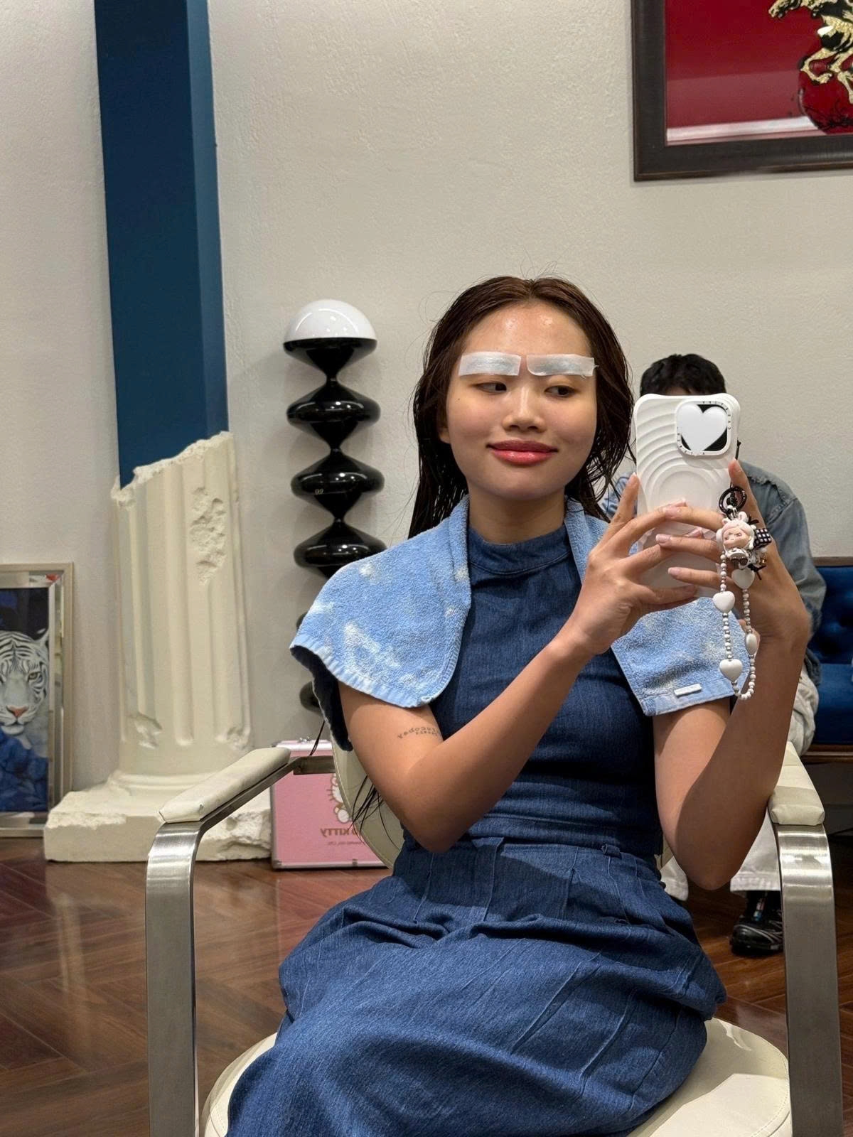 Phương Mỹ Chi khoe biểu cảm hài hước khi đi nhuộm lông mày. Bức hình cô thu hút nhiều tương tác trên mạng xã hội.