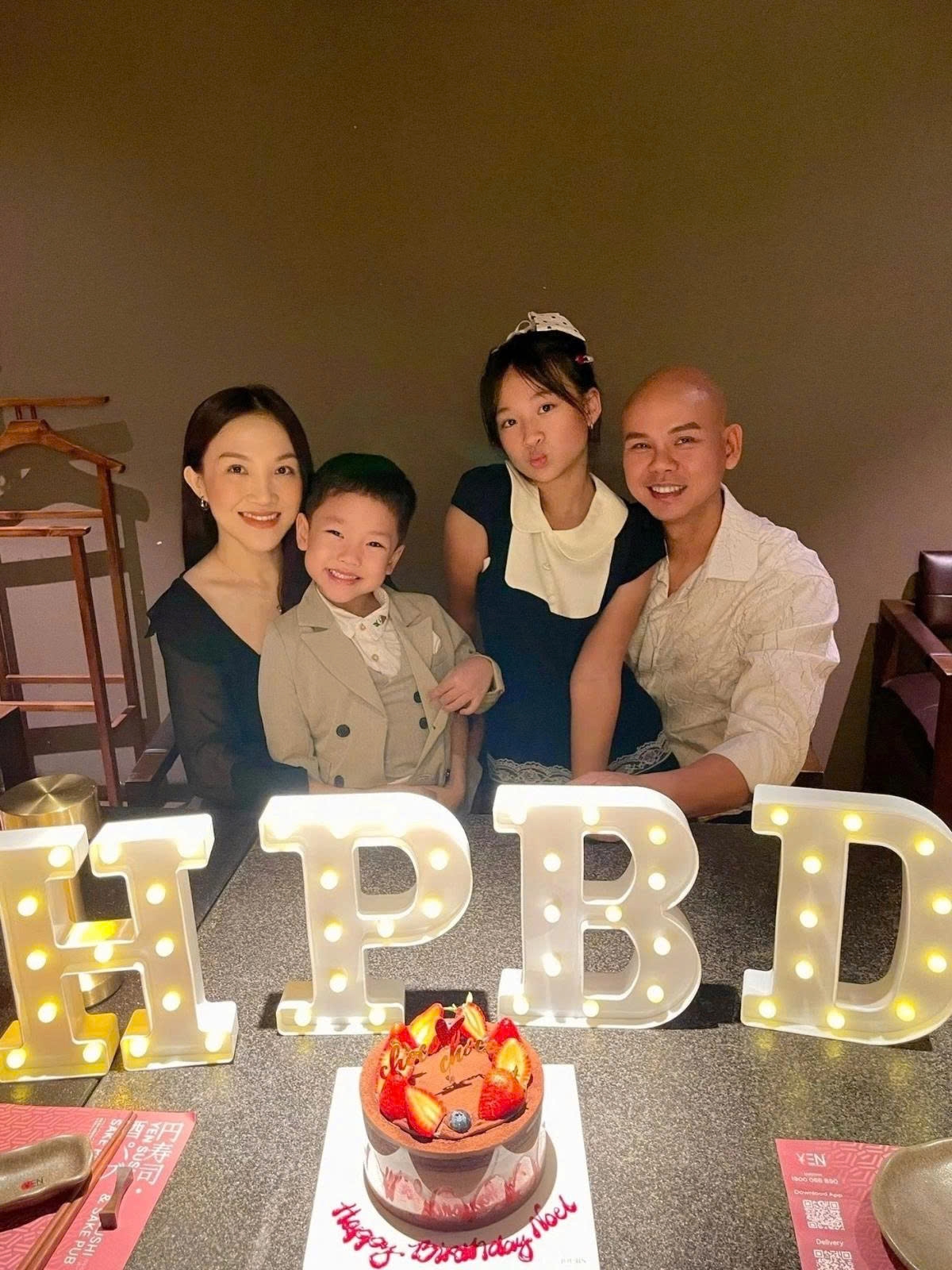 Vợ chồng Phan Đinh Tùng mừng con gái lớn, bé Noel, lên 12 tuổi.