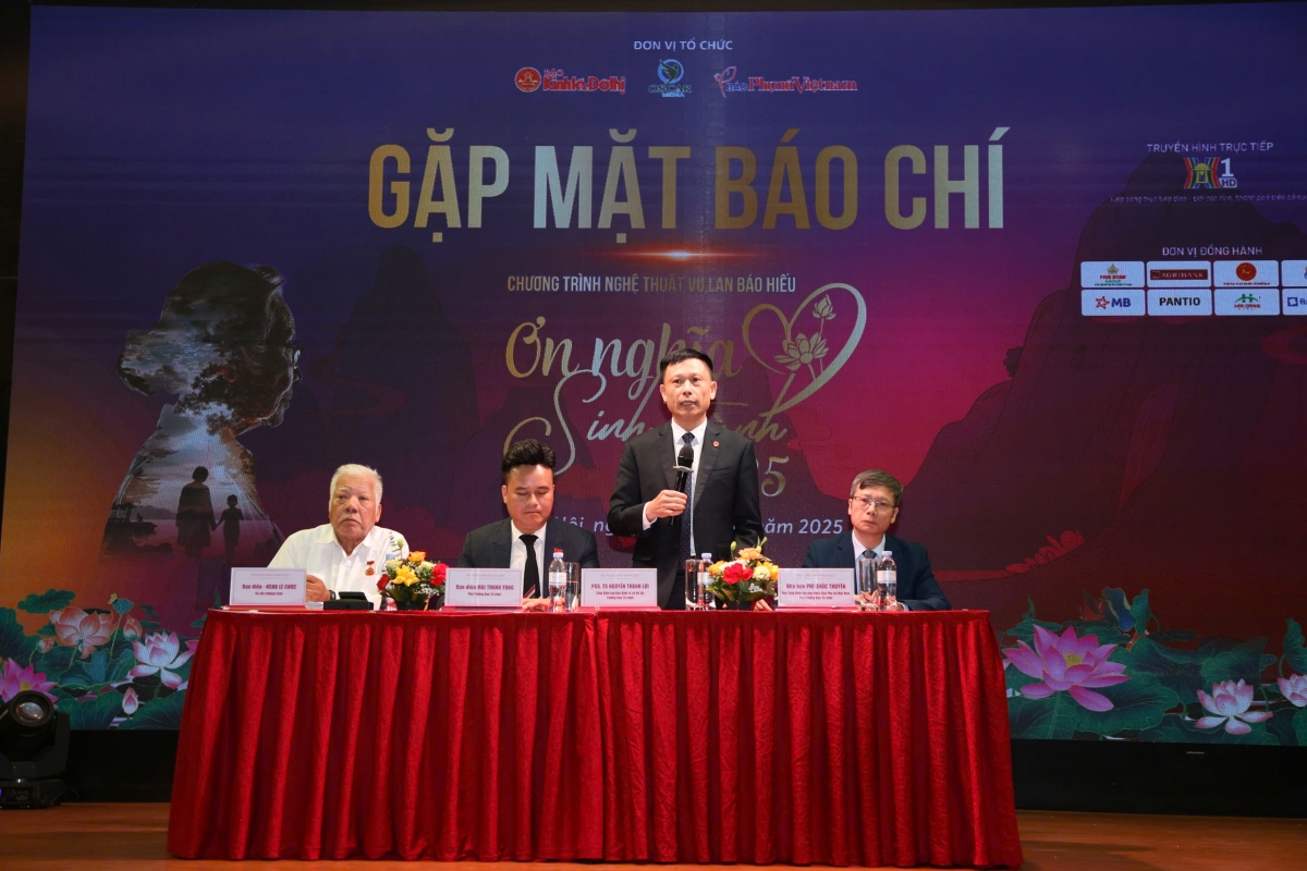 Ban tổ chức chương trình "Ơn nghĩa sinh thành 2025" trong buổi gặp mặt báo chí (Ảnh: BTC)