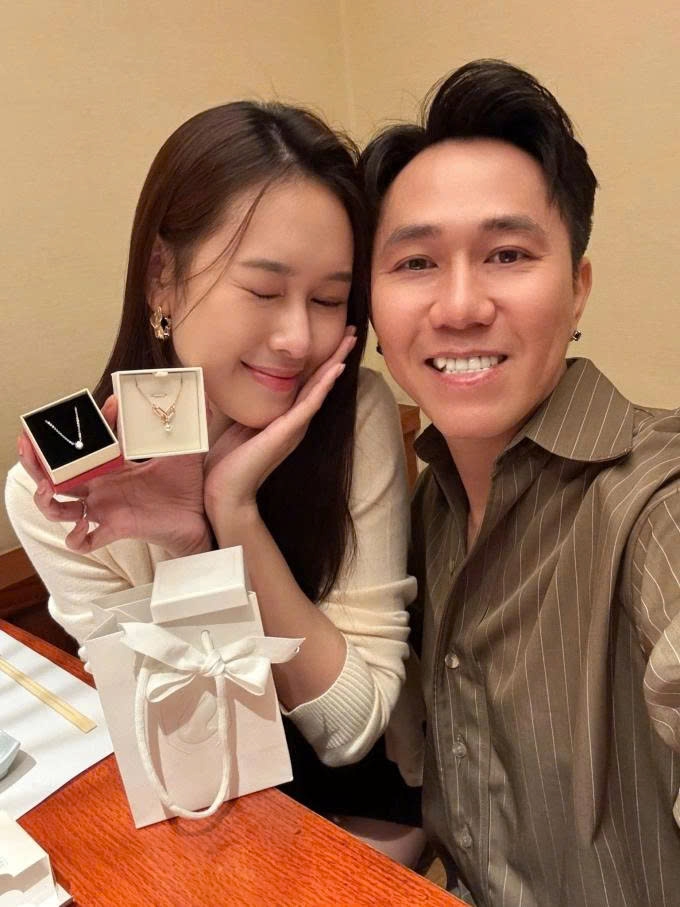 Diễn viên Anh Đức đưa bà xã Anh Phạm đi ăn tối và tặng cô trang sức mừng dấu mốc một năm ngày cưới. "Kỷ niệm một năm ngày cưới của hai đứa mình, hẹn hò đi ăn như ngày đầu mới quen", Anh Đức chú thích. (Nguồn: FBNV)