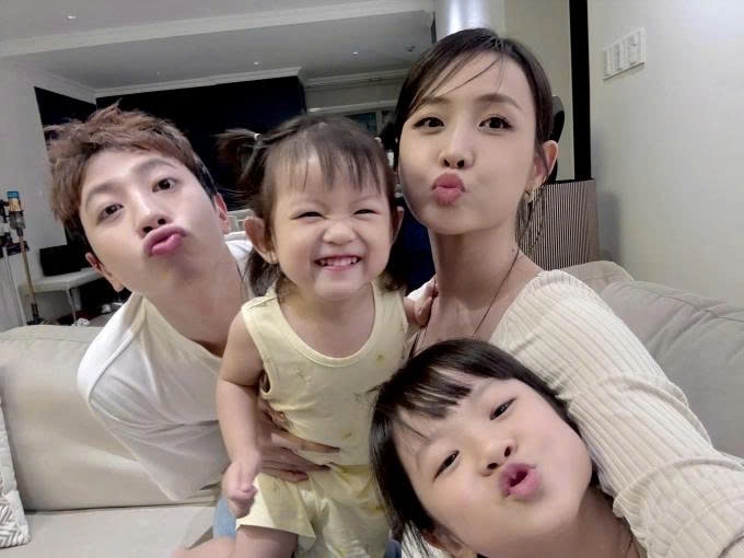 Gia đình Trương Mỹ Nhân - Phí Ngọc Hưng nhận hàng chục nghìn lượt "thích" trên trang cá nhân khi đăng ảnh cả nhà nhí nhố bên nhau. “Gia đình nhỏ hạnh phúc to to”, Trương Mỹ Nhân bày tỏ. (Nguồn: FBNV)