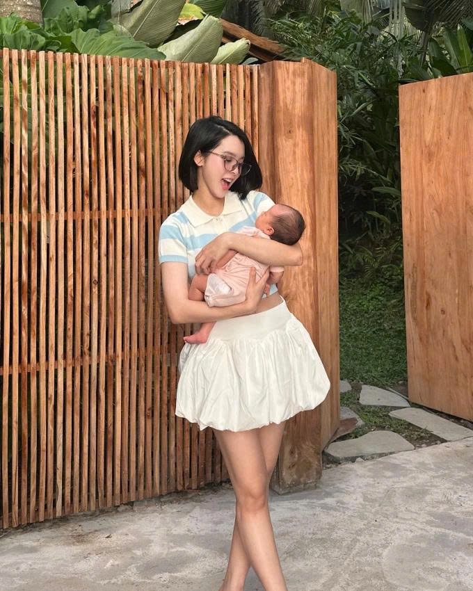 Sau một tháng sinh con gái thứ hai, diễn viên Quỳnh Lương giảm 10 kg, lấy lại thân hình mảnh mai “như chưa từng sinh nở”. (Nguồn: FBNV)