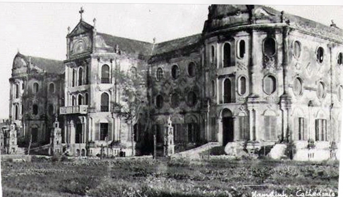 Trường dòng Saint Thomas, được xây dựng từ năm 1924 với tên gọi Saint Thomas d’Aquin, để đào tạo và dạy học cho tín đồ Thiên Chúa giáo