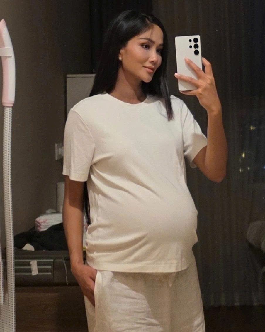 H'Hen Niê chọn trang phục thoải mái ở tháng cuối thai kỳ. Người đẹp đang tận hưởng những ngày nghỉ ngơi trước khi đón em bé đầu lòng.