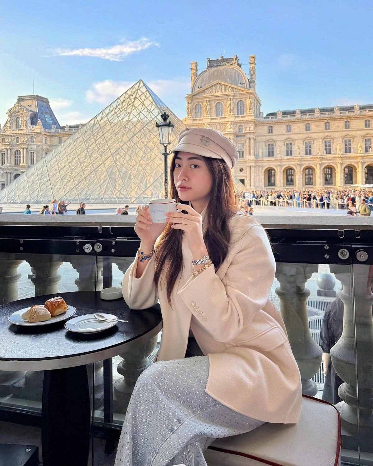 Hoa hậu Lương Thùy Linh tận hưởng trà bánh sang chảnh khi đến thăm bảo tàng Louvre ở Paris.