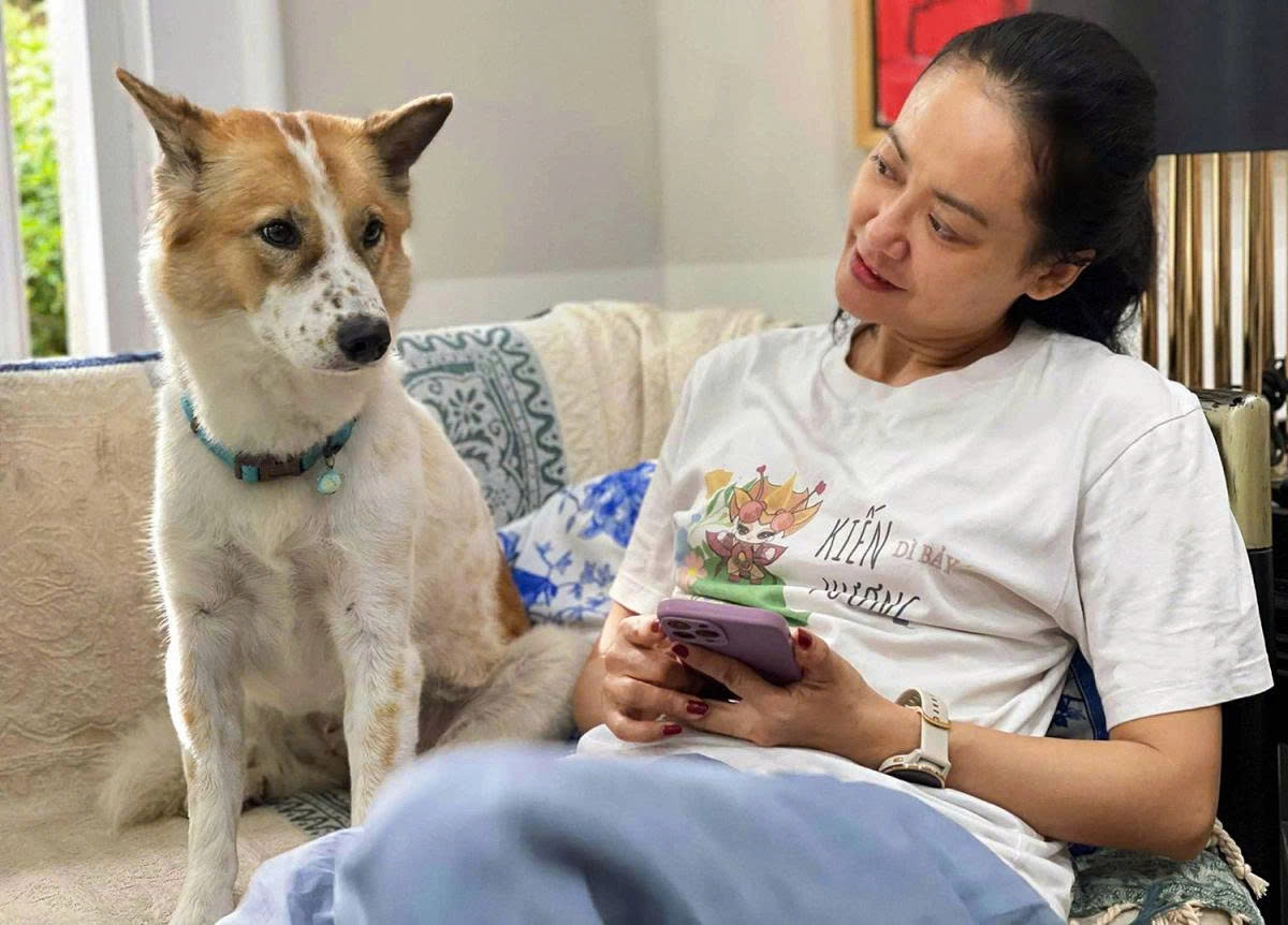 Diễn viên Hồng Ánh tận hưởng buổi sáng thảnh thơi bên cún cưng. Cô tiết lộ bức ảnh do ông xã Thanh Sơn chụp.