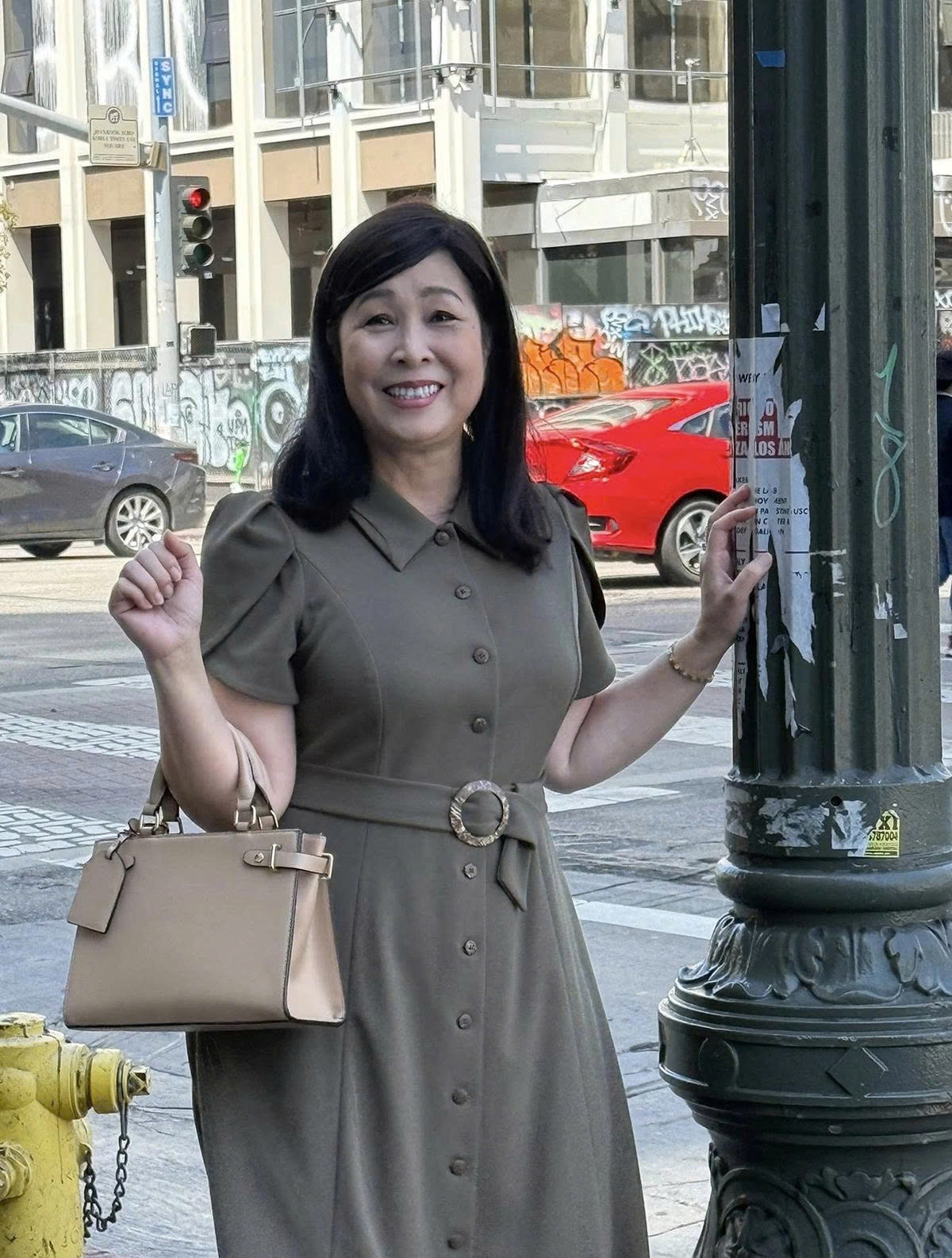 Nghệ sĩ Hồng Vân đăng ảnh mặc thanh lịch ra phố, được nhiều người khen trẻ trung.