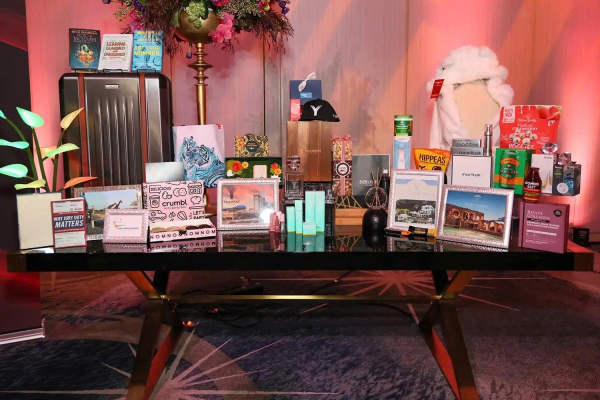 Các sản phẩm trong túi quà tặng được trưng bày tại buổi ra mắt báo chí độc quyền của lễ trao giải Primetime Emmy lần thứ 75 tại JW Marriott LA Live vào ngày 12 tháng 1 năm 2024, tại Los Angeles.