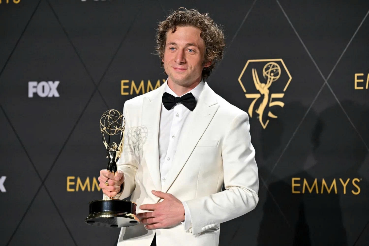 Jeremy Allen White tạo dáng trong phòng báo chí tại Lễ trao giải Emmy lần thứ 75 ở Los Angeles vào ngày 15 tháng 1 năm 2024.