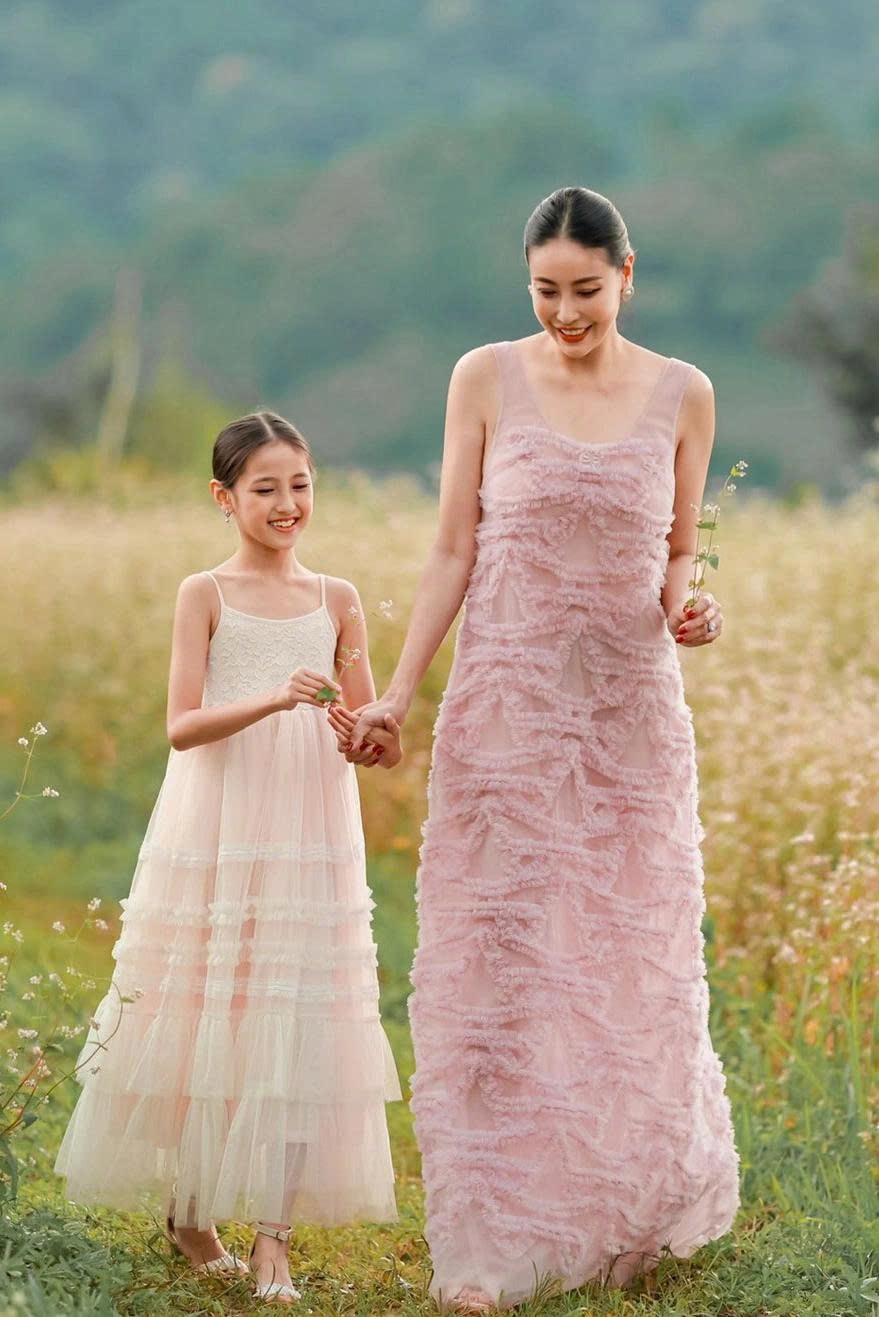 Bé Viann - con gái hoa hậu Hà Kiều Anh - được khen ngày càng sắc sảo, “đẹp hơn mẹ” khi lên 10 tuổi. Bé thừa hưởng nhiều nét đẹp từ mẹ, sở hữu đôi mắt to, gương mặt khả ái và nụ cười tươi sáng. Chiều cao nổi bật và vóc dáng mảnh mai giúp Viann ghi điểm.