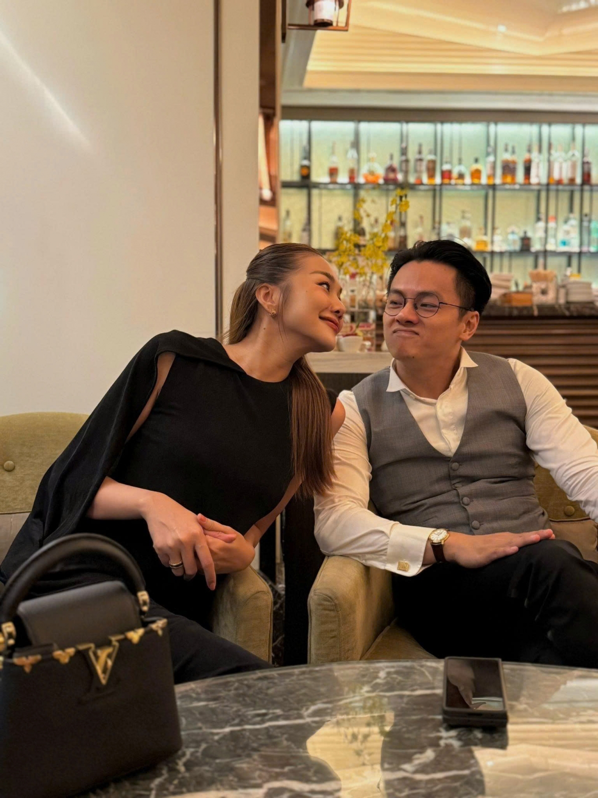 Biểu cảm đáng yêu của nhạc trưởng Trần Nhật Minh dành cho vợ - siêu mẫu Thanh Hằng.