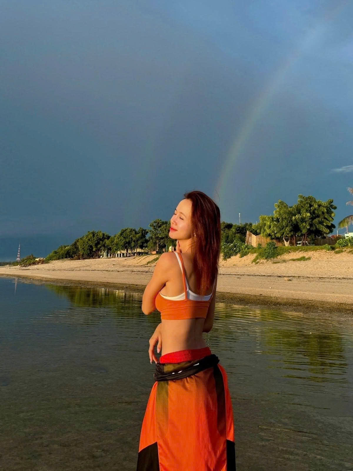 Ca sĩ, người mẫu Vũ Ngọc Anh tận hưởng không khí mát mẻ sau cơn mưa.