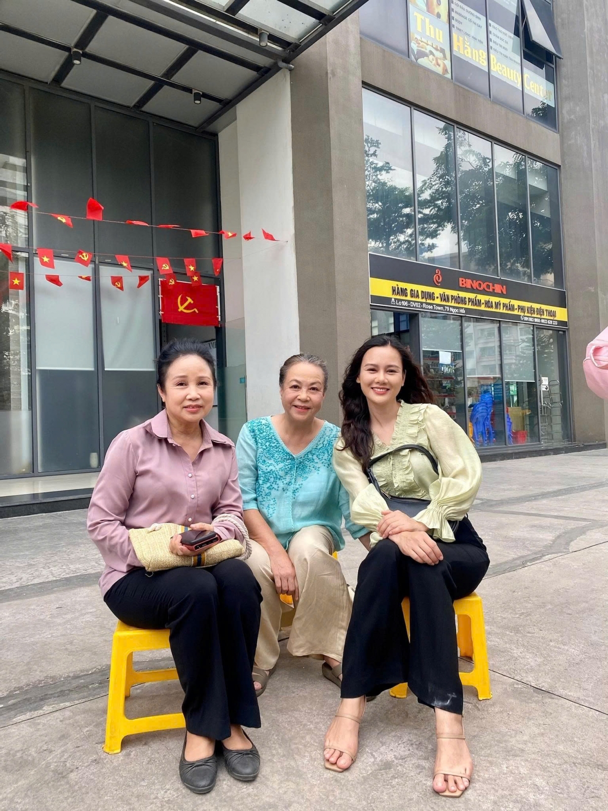 NSND Ngọc Thư, NSƯT Thanh Quý và diễn viên Huyền Sâm ngồi trò chuyện trước cảnh quay mới.