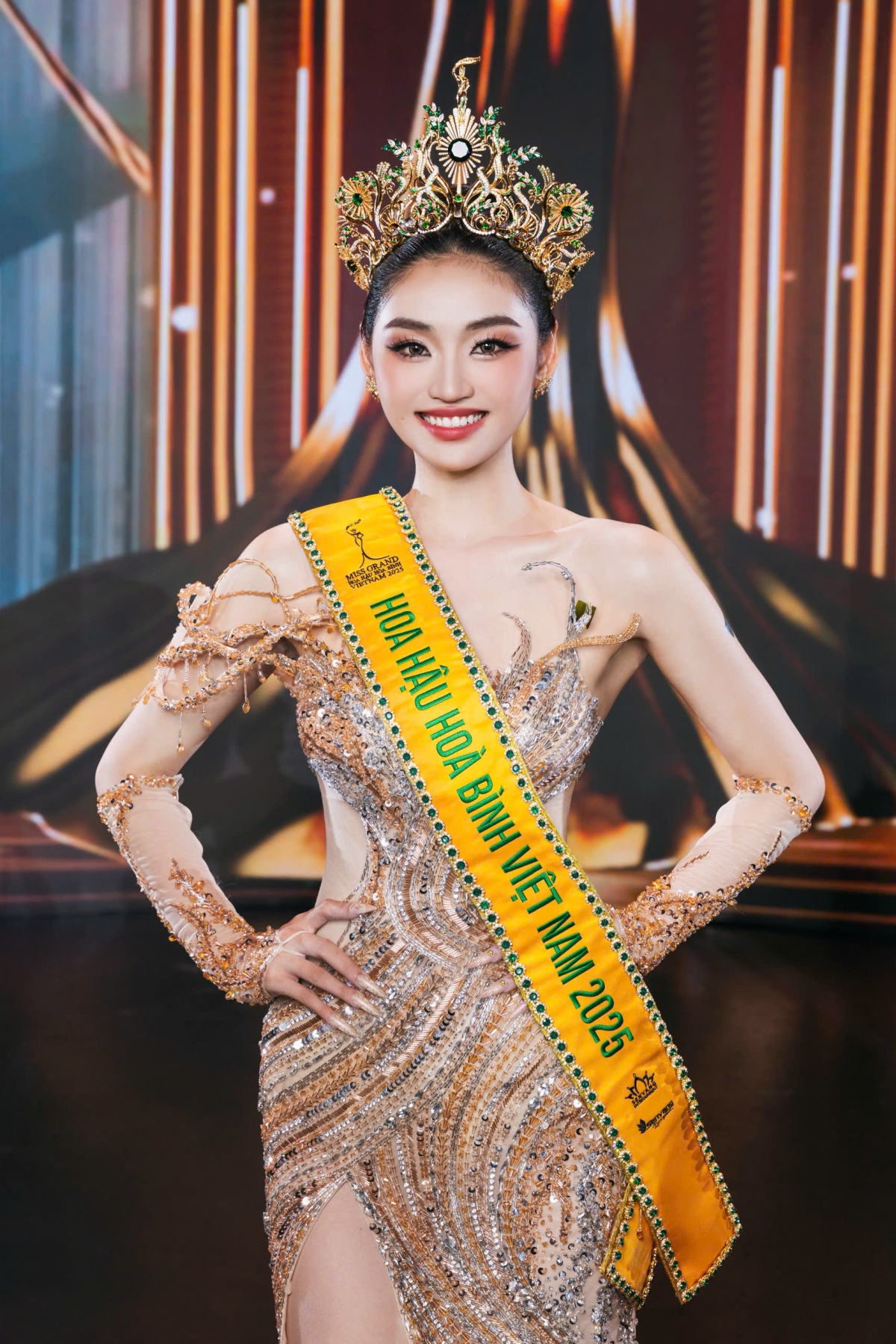 Chung kết Miss Grand Vietnam 2025 khép lại với chiến thắng thuộc về người đẹp Nguyễn Thị Yến Nhi. Tân Hoa hậu Hòa bình Việt Nam sinh năm 2004, đến từ Đắk Lắk. Cô hiện là sinh viên năm 3 Quản trị dịch vụ du lịch và Lữ hành tại Đại học Văn hiến.