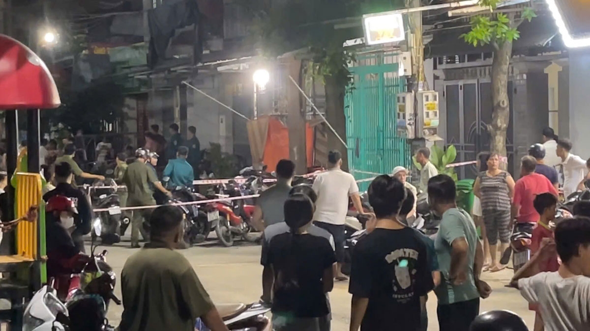 Lực lượng chức năng khám nghiệm hiện trường 