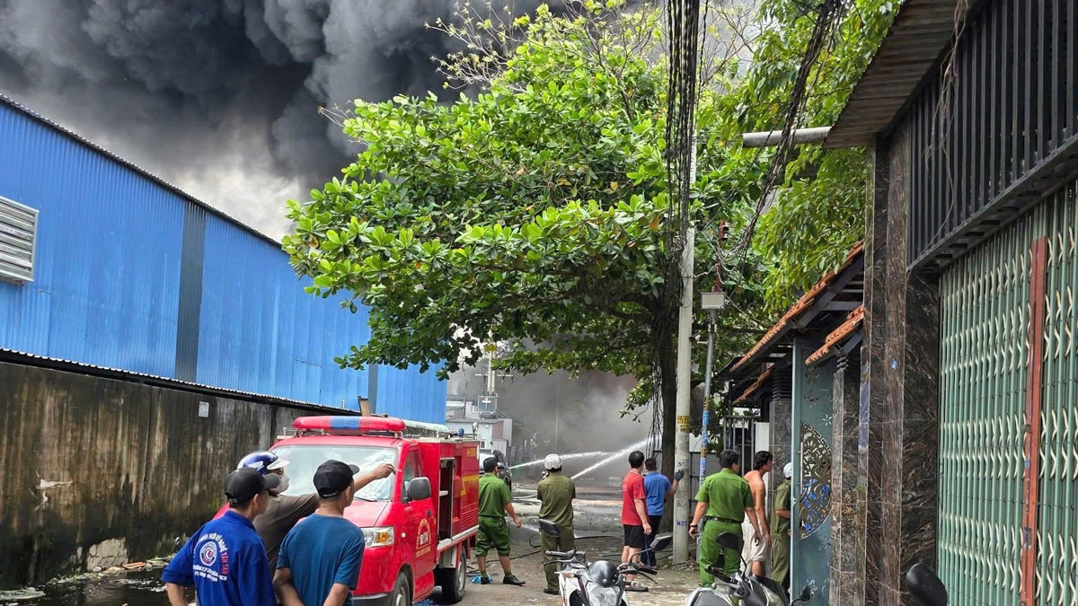 Lực lượng chữa cháy chia thành nhiều hướng phun nước dập lửa