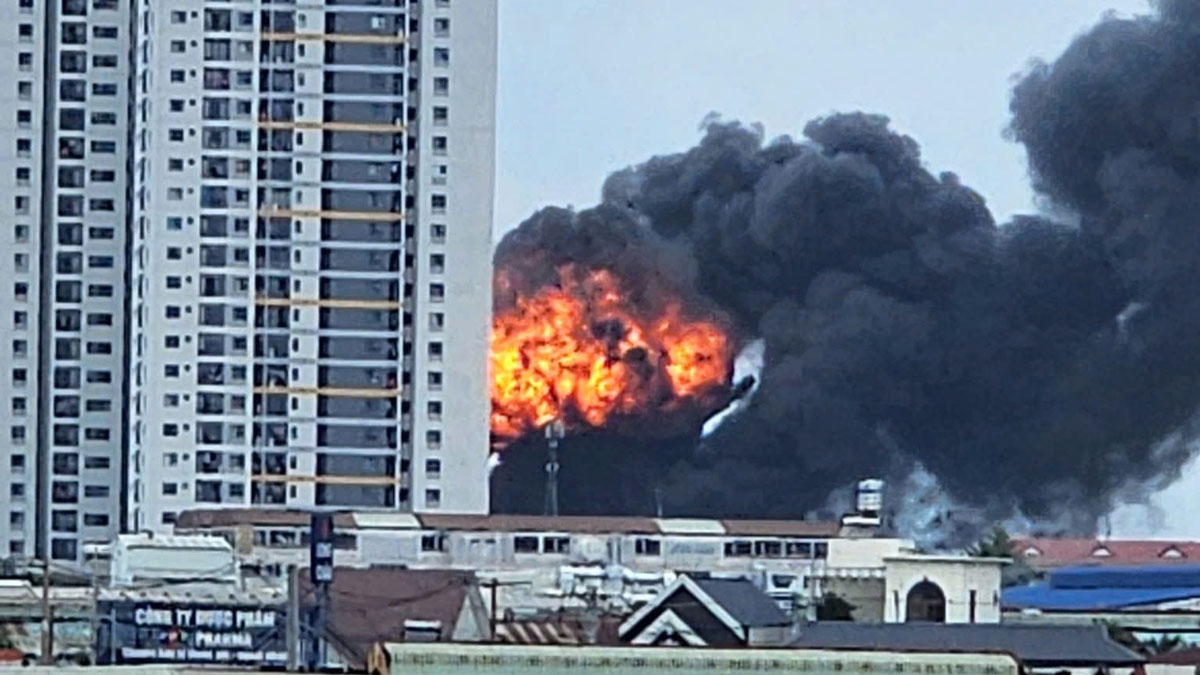 Ngọn lửa kèm khói đen bao trùm cả khu dân cư 