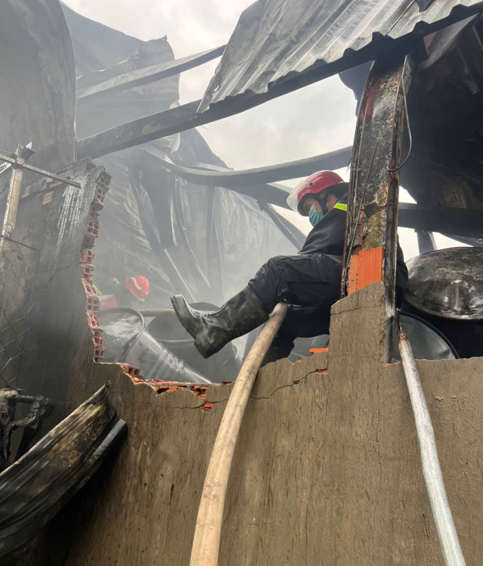 Lực lượng chữa cháy đục tường tiếp cận đám cháy 