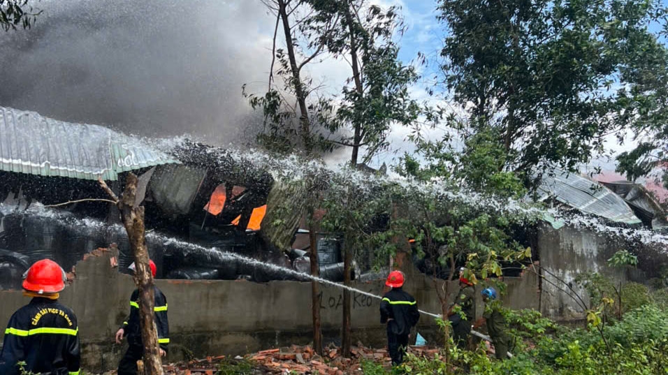 Lực lượng chữa cháy chia thành nhiều hướng phun nước
