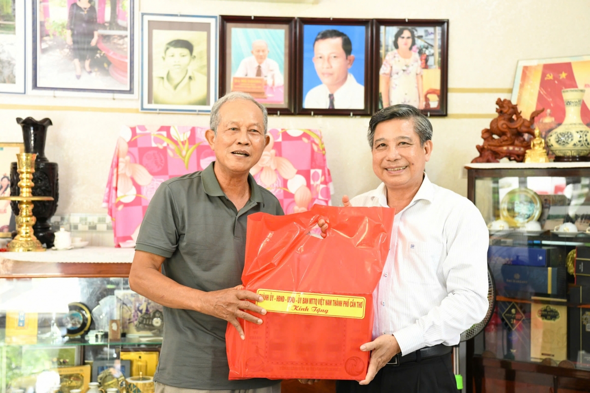 Ông Đồng Văn Thanh cùng các thành viên trong đoàn và lãnh đạo địa phương đã đến thăm, tặng quà ông Mai Khương – nguyên Ủy viên Ban Thường vụ Tỉnh ủy, nguyên Chủ tịch HĐND tỉnh Sóc Trăng (cũ