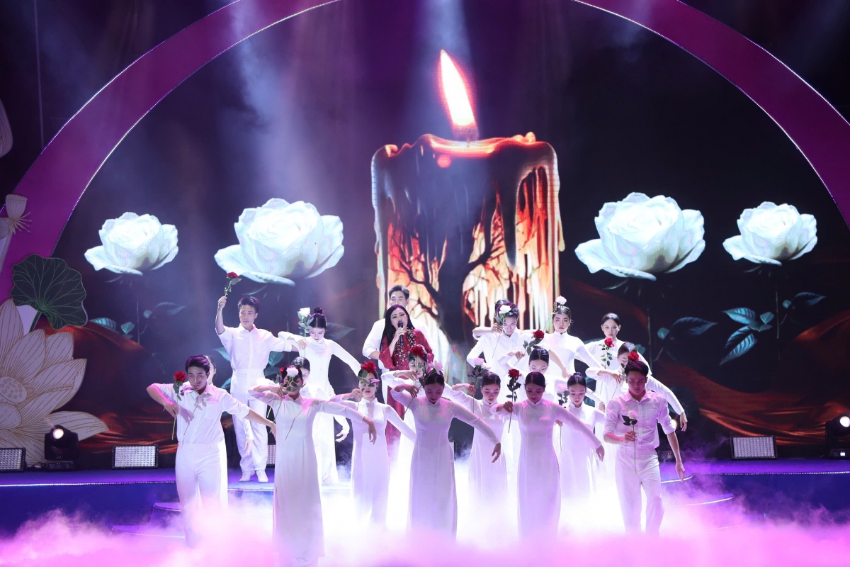 Ca sĩ Phương Thanh với giọng hát sâu lắng trên sân khấu "Ơn nghĩa sinh thành 2025"