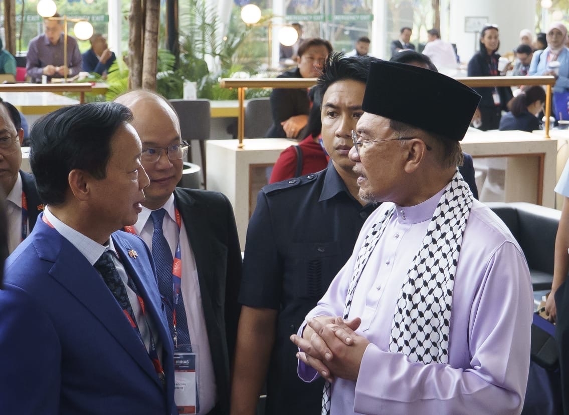 Phó Thủ tướng Trần Hồng Hà trao đổi với Thủ tướng Malaysia Anwar Ibrahim tại Phiên khai mạc toàn thể Hội nghị Halal toàn cầu (GHAS 2025), sáng 19/9 - Ảnh: VGP/XT