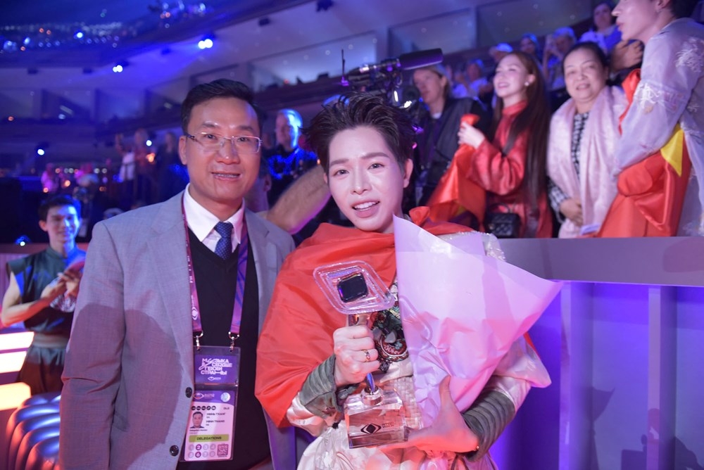 Phó Cục trưởng Cục Nghệ thuật biểu diễn Hà Minh Thắng chúc mừng ca sĩ Đức Phúc. Ảnh: Báo Văn hóa