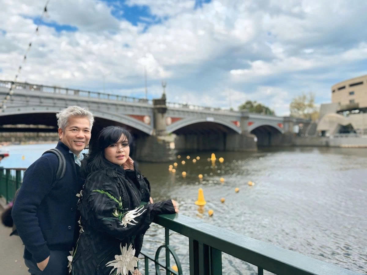 Diva Thanh Lam khoe ảnh dạo chơi Melbourne, Australia cùng ông xã - bác sĩ Bùi Tiến Hùng. (Nguồn: FBNV)