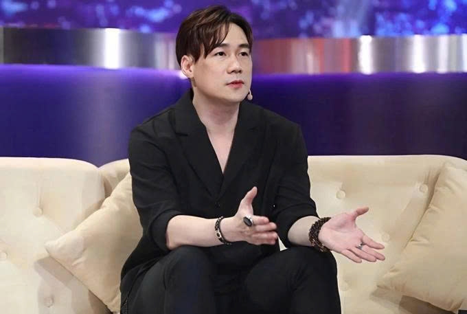 Khánh Phương có bài đăng trên trang cá nhân về việc MV “Anh em trước sau như một” có cảnh liên quan đến trang web cá độ. Anh thừa nhận anh đã "sơ suất, chủ quan" trong việc cho xuất hiện một logo trong MV đầu tay của nhóm Ngũ Hổ Tướng, đồng thời gửi lời xin lỗi tới khán giả. "Sai lầm này quá lớn, tôi cùng các thành viên Ngũ Hổ Tướng mong được mọi người thứ lỗi và cho cơ hội sửa sai để tiếp tục cống hiến", Khánh Phương bộc bạch. (Nguồn: FBNV)