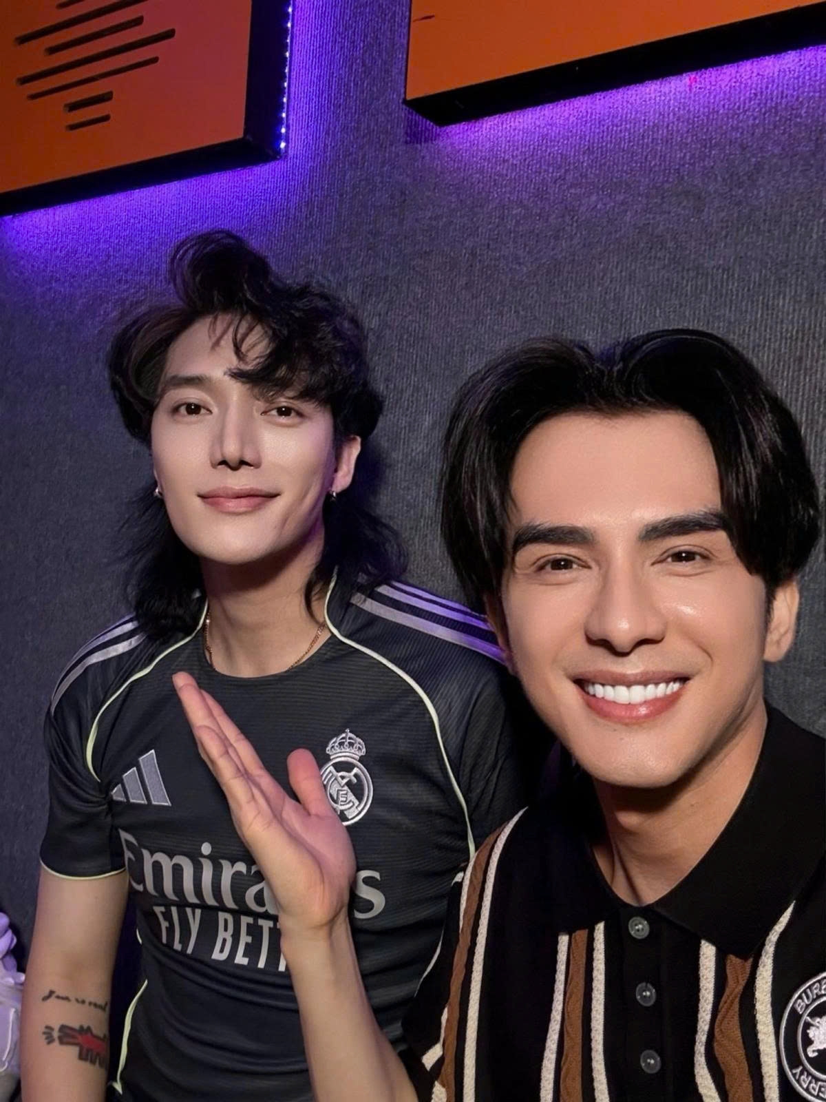 Nhạc sĩ Châu Đăng Khoa dí dỏm chú thích bức ảnh chụp cùng ca sĩ Đan Trường: "Đan Trường với Tan Trường, các em chọn Trường nào?". (Nguồn: FBNV)