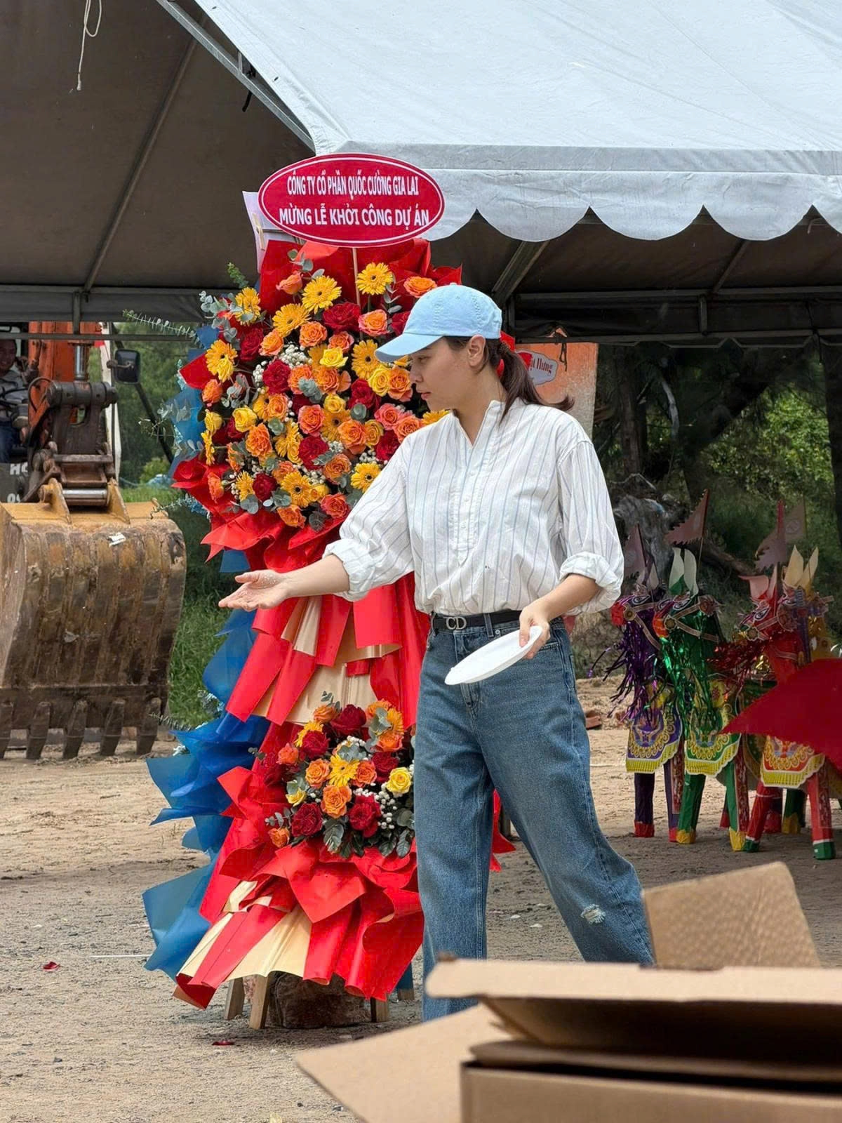 Cựu người mẫu Đàm Thu Trang mặc giản dị tham gia lễ khởi công dự án mới của công ty ông xã - doanh nhân Cường Đôla. (Nguồn: FBNV)