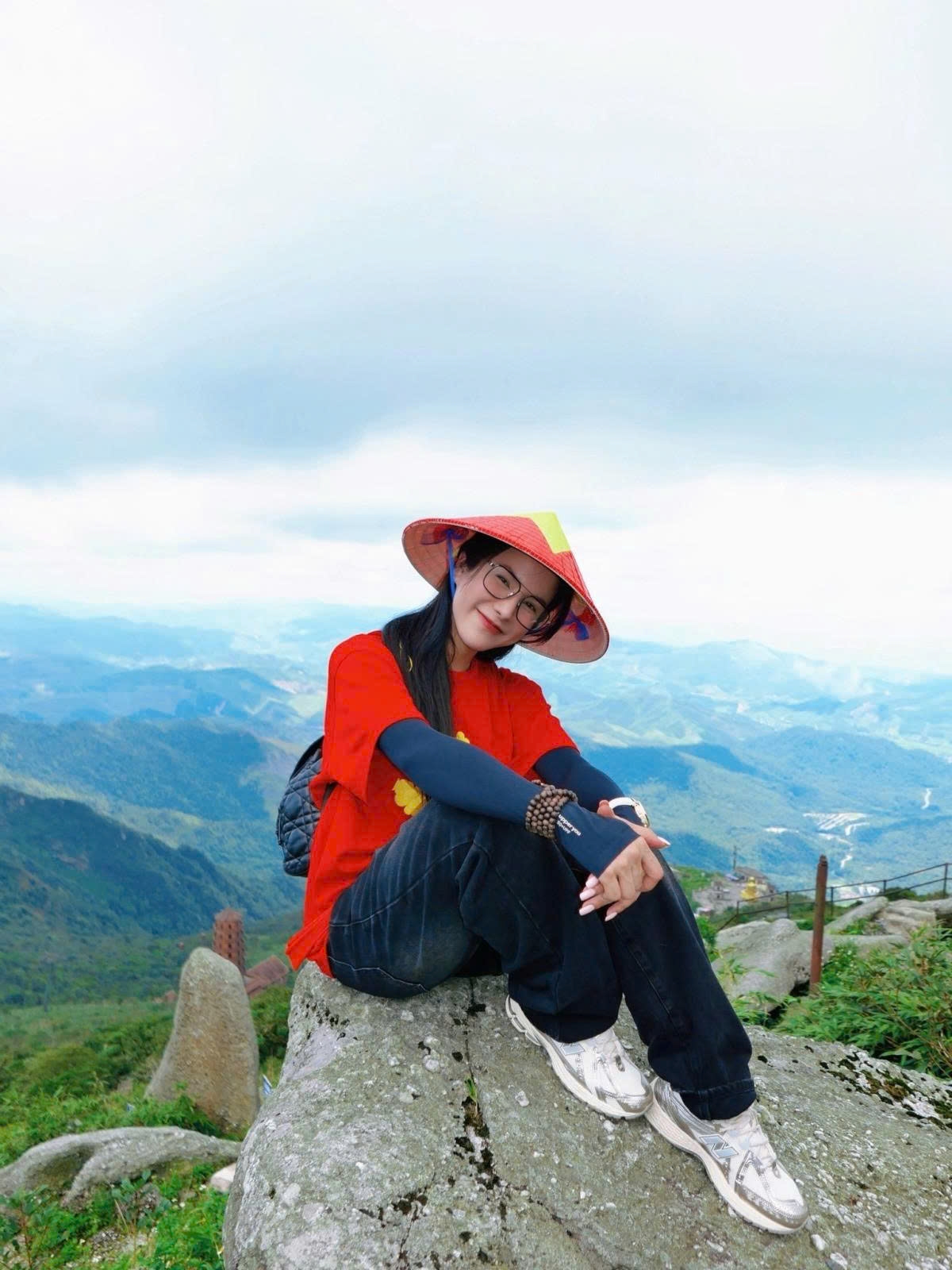 Ca sĩ Diệp Lâm Anh thăm Yên Tử ngày đầu tháng 8 âm lịch. “Thả lỏng tâm trí, nhẹ nhàng tập trung vào hơi thở. Thấy an lạc và hạnh phúc”, cô bày tỏ. (Nguồn: FBNV)