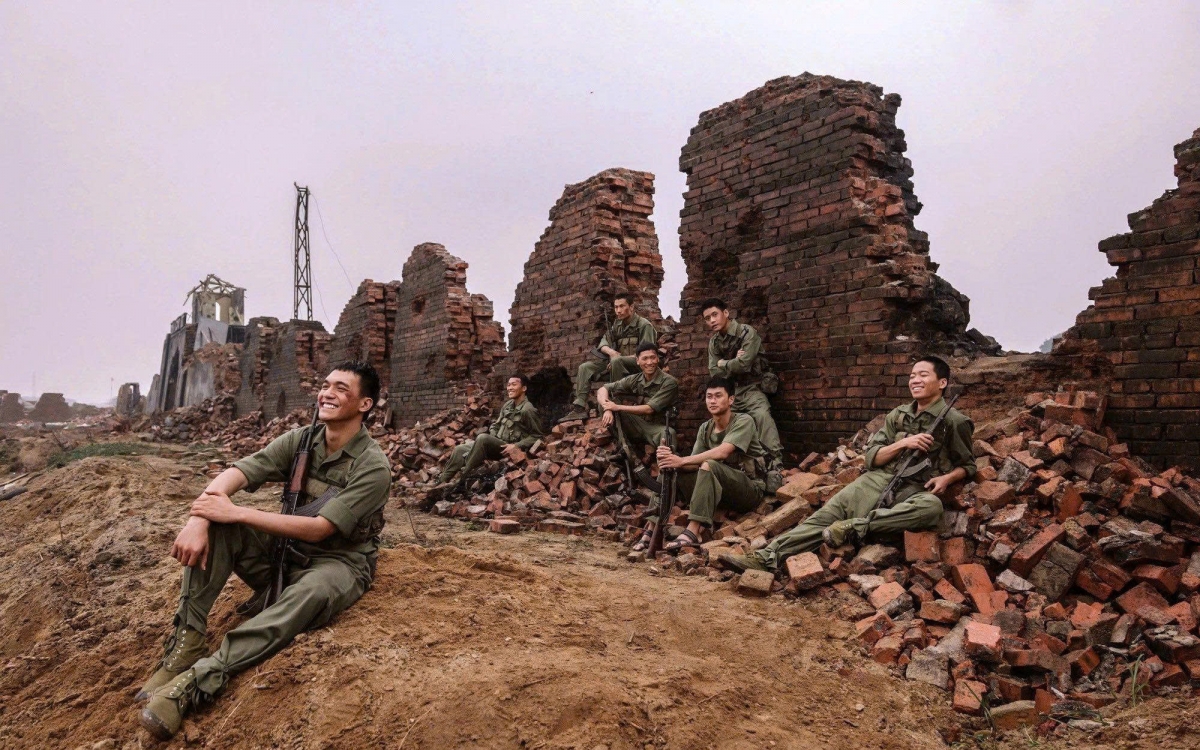 "Mưa đỏ" vượt mốc doanh thu 700 tỷ đồng sau hơn 1 tháng khởi chiếu chính thức (Ảnh: ĐPCC)