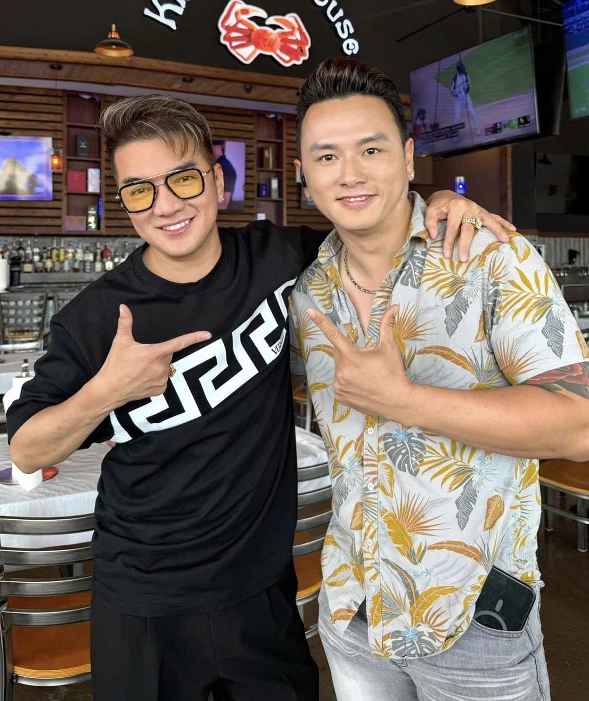 Đàm Vĩnh Hưng ghé nhà hàng của Hàn Thái Tú ở Mỹ, thưởng thức các món ngon Việt Nam do đàn em đích thân nấu.