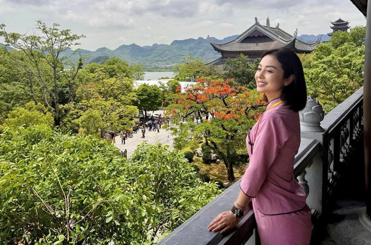 Hoa hậu Jennifer Phạm đăng ảnh đi chùa, chào đón tháng 8 âm lịch.