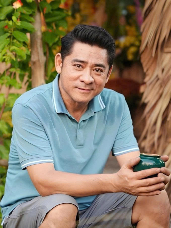 Sau thời gian điều trị, phục hồi chức năng vì đột quỵ tim và não, Huỳnh Anh Tuấn được xuất viện. Nam diễn viên mới đây vừa trở lại với công việc sản xuất các nội dung về nấu ăn. Anh xuất hiện trong video nấu ăn tại nhà vườn ở Tây Ninh cùng trợ lý.