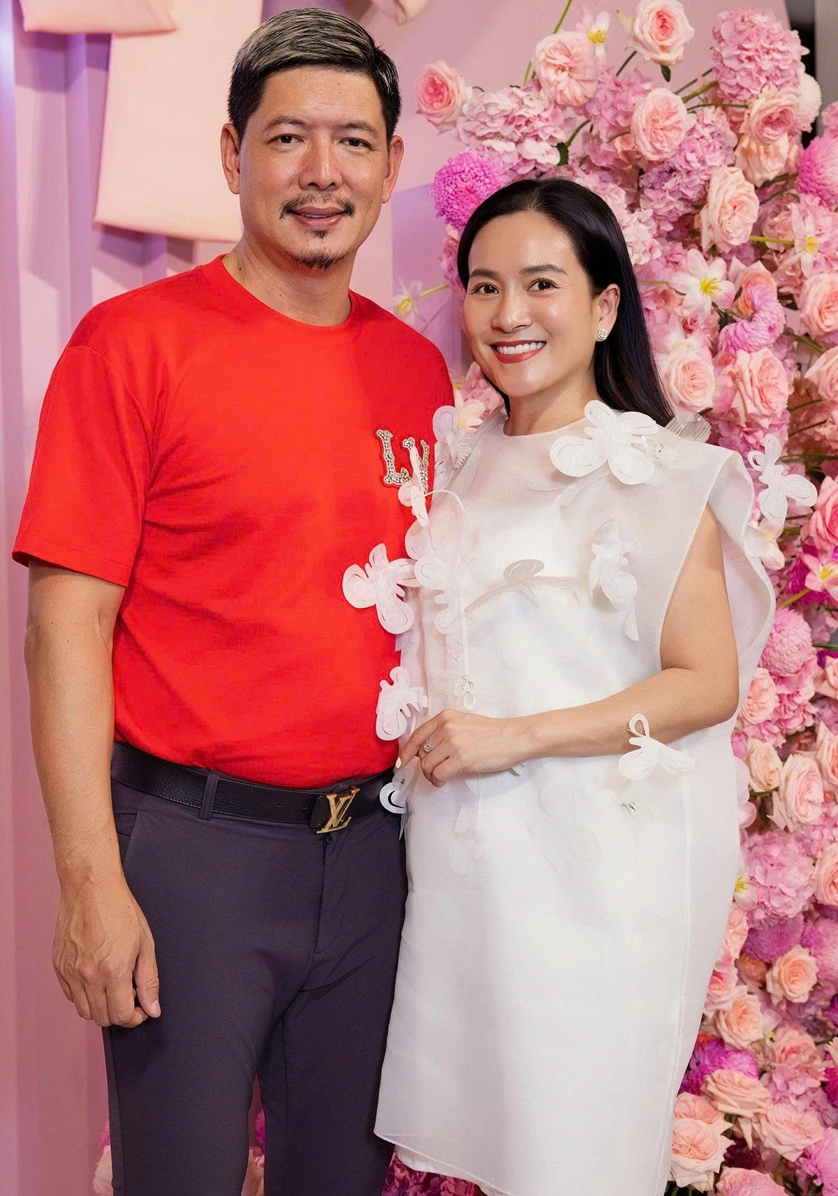 Diễn viên Bình Minh trông khác lạ khi để râu, nhuộm tóc highlight cùng bà xã dự tiệc sinh nhật con gái Chi Bảo - Lý Thùy Chang.