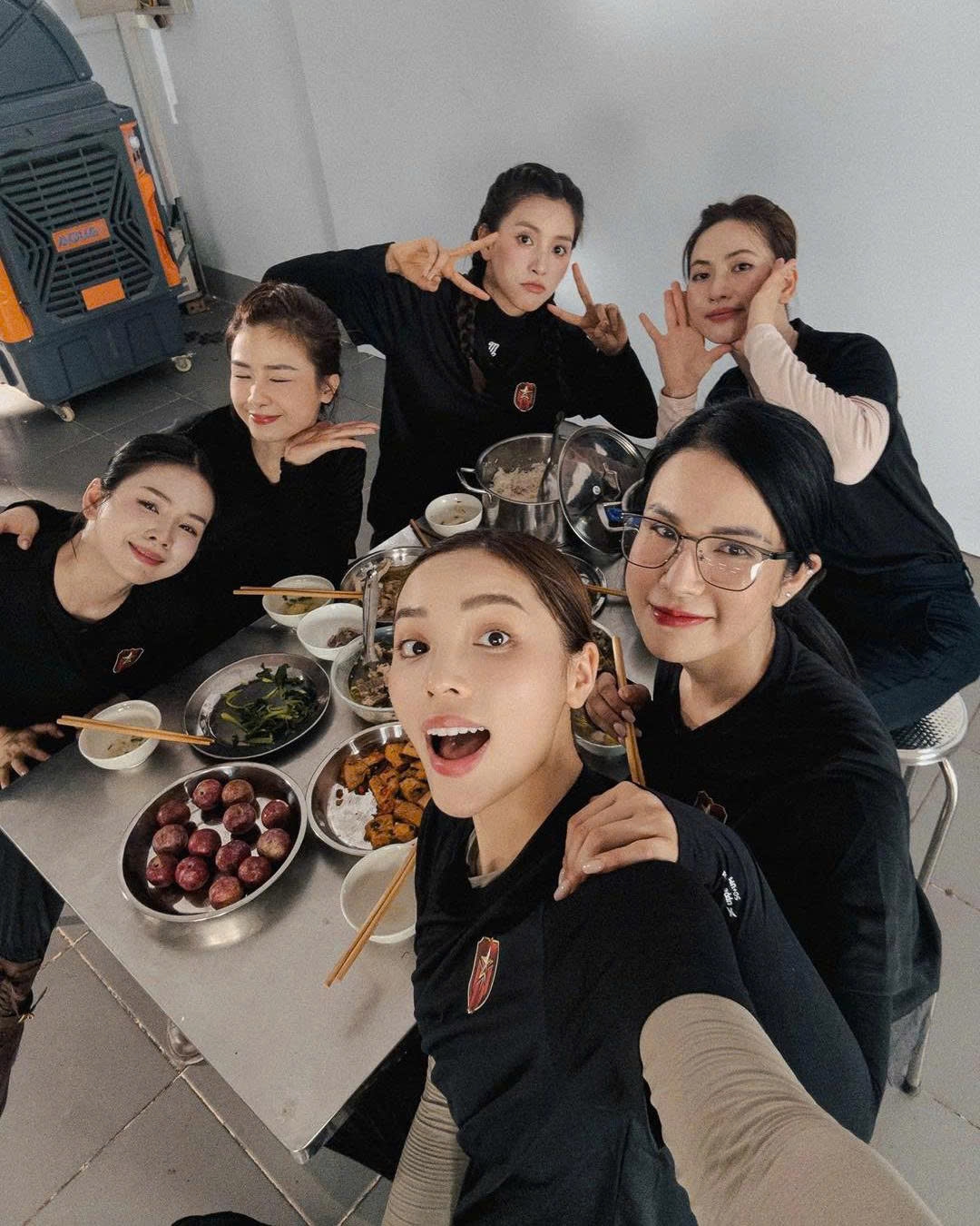 Hoa hậu Kỳ Duyên khoe bữa ăn quân đội cùng các người đẹp Diệp Lâm Anh, Dương Hoàng Yến, Tiểu Vy... khi tham gia chương trình “Sao nhập ngũ”.