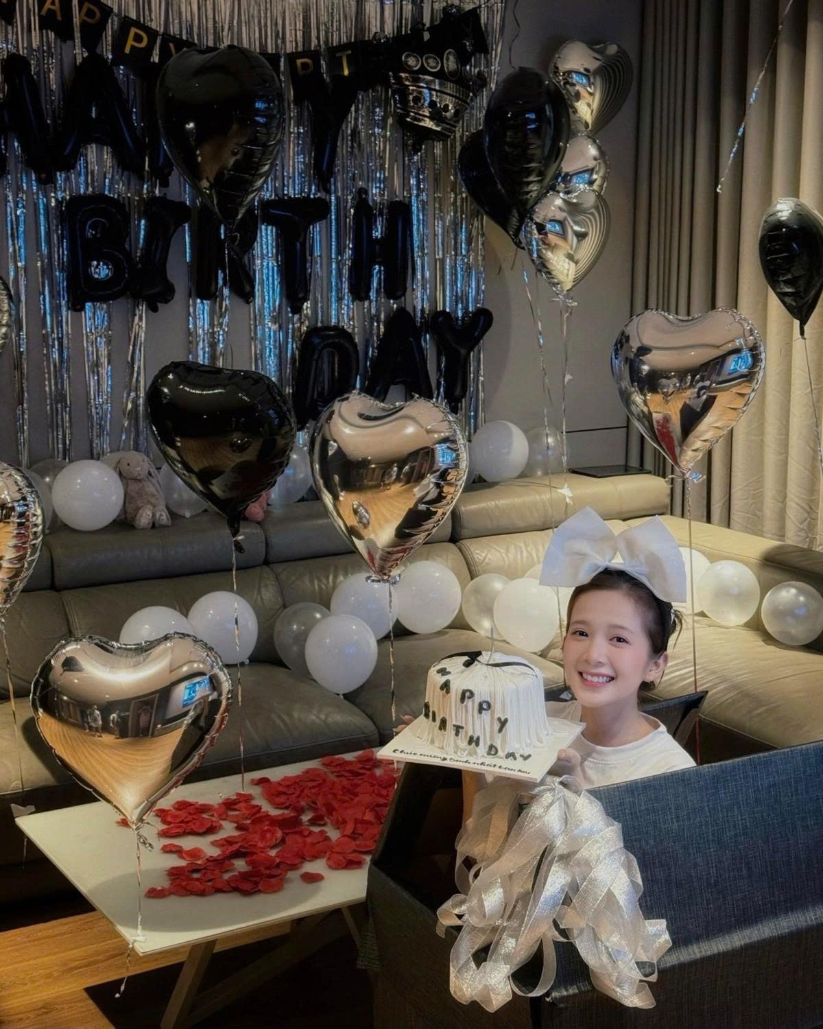 Diễn viên Ngọc Huyền trốn trong hộp quà, gây bất ngờ cho Đình Tú để mừng sinh nhật ông xã.