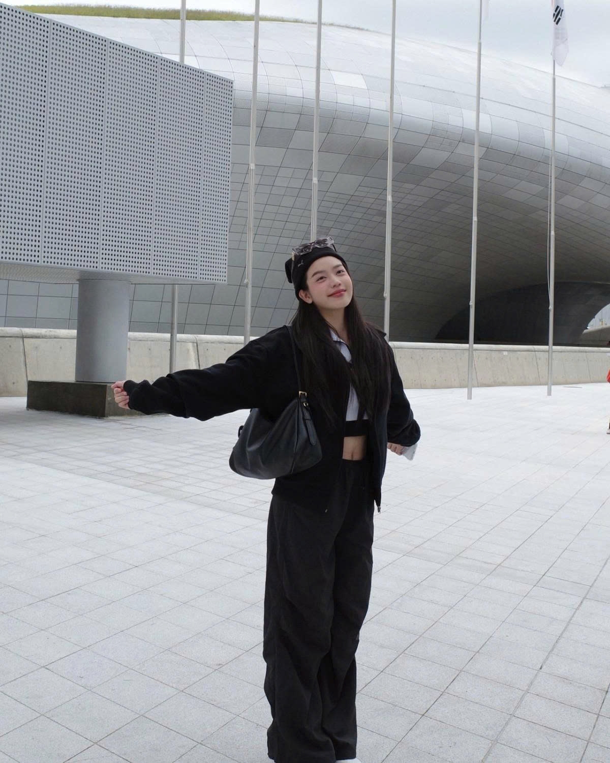 Hoa hậu Thanh Thủy chụp ảnh ở quảng trường Dongdaemun nhân dịp sang Seoul, Hàn Quốc.